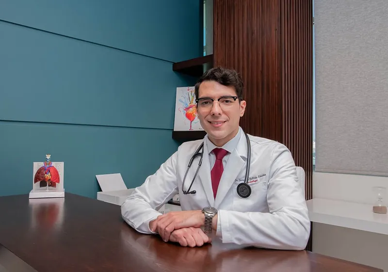 El Dr. Beltrán en su consultorio de cardiología en Tijuana