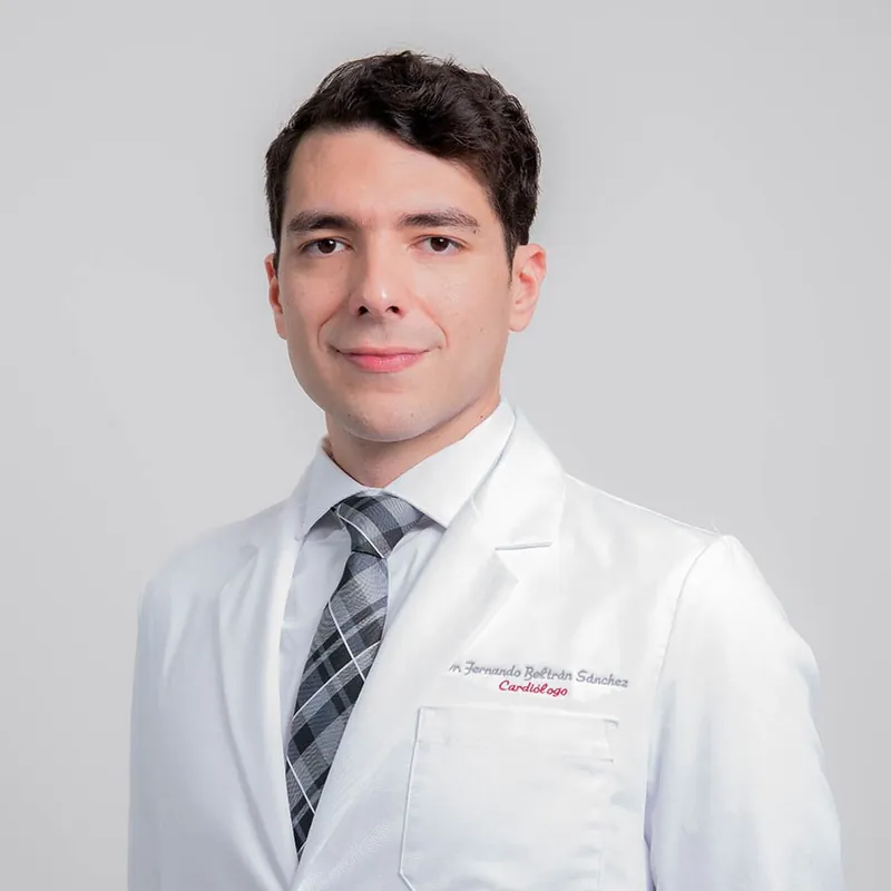 Retrato del Dr. Fernando Beltrán Sánchez, cardiólogo, con bata bordada con su nombre