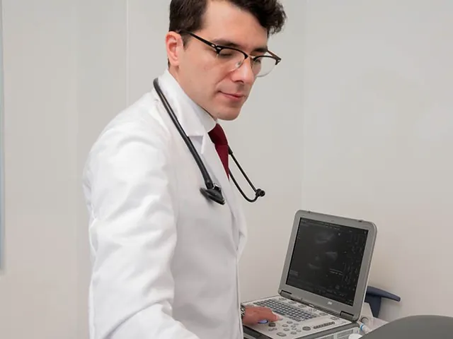 El Dr. Fernando Beltrán realiza un ecocardiograma en su consultorio de Tijuana