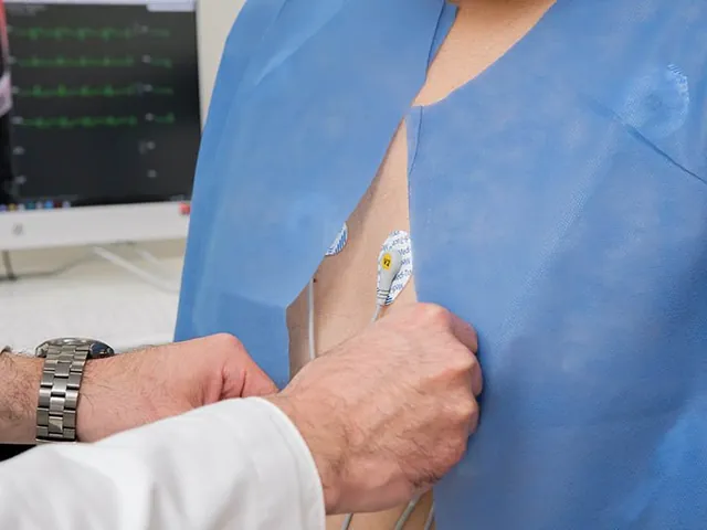 El Dr. Beltrán coloca los electrodos de un electrocardiograma a un paciente