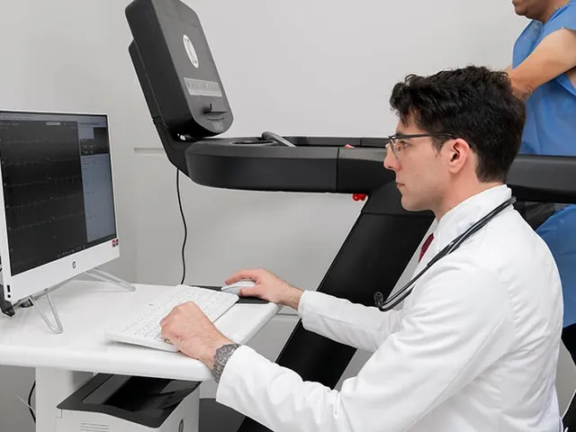 Prueba de esfuerzo en banda con el Dr. Beltrán vigilando el electrocardiograma